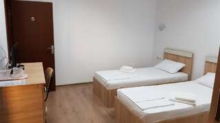 Отель Hotel Tomi Бухарест Двухместный номер с 2 отдельными кроватями-10